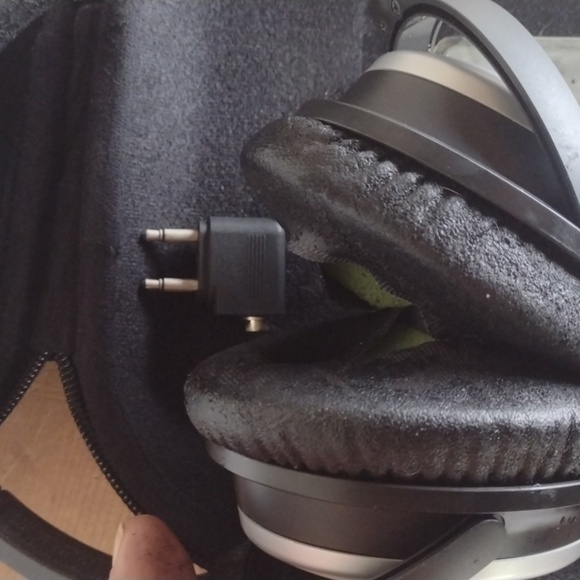 Bose Black and Silver QC15 Headphones with Case& Accessories NEW - Picture 3 of 6